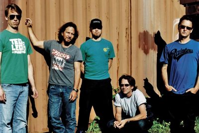Die Mitglieder der Grungeband Pearl Jam vor einer Wand